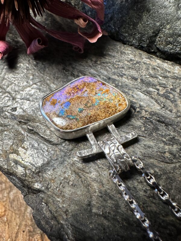 Moderner, mittelgroßer Anhänger mit einem Boulderopal und schöner Rückseite, handgearbeitet aus Sterlingsilber