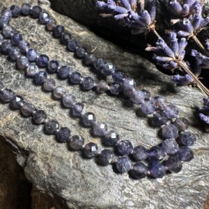 Handgeknüpfte Kette aus kleinen, facettierten Iolith-Kügelchen.