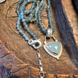 Handgeknüpfte Kette mit kleinen Aquamarinen und einem Anhänger aus Sterlingsilber, ebenfalls mit schönem Aquamarin und kleiner Goldkugel an der Spitze