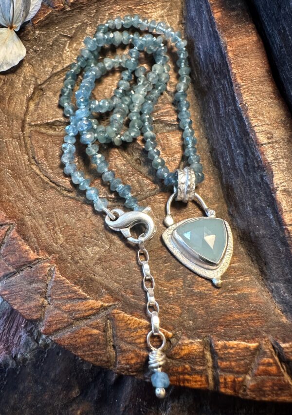Handgeknüpfte Kette mit kleinen Aquamarinen und einem Anhänger aus Sterlingsilber, ebenfalls mit schönem Aquamarin und kleiner Goldkugel an der Spitze