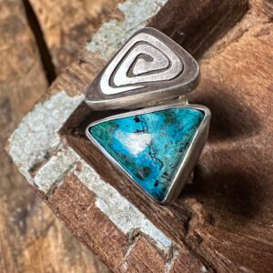 Aufwendig von Hand gearbeiteter, doppelter Ring mit einem Chrysokoll-Malachit und viel Symbolkraft!