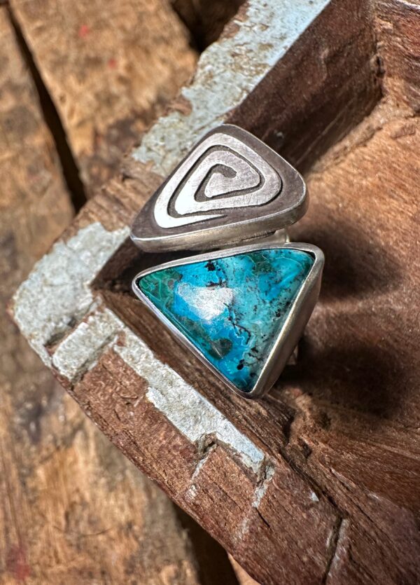Aufwendig von Hand gearbeiteter, doppelter Ring mit einem Chrysokoll-Malachit und viel Symbolkraft!