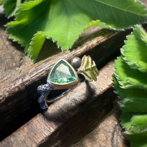 Floral verzierter Ring mit traumhaftem grünem Turmalin und Goldblättchen!