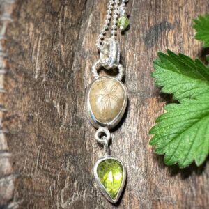 Einzigartige Kette mit Peridot und sternförmiger Versteinerung, handgearbeitet in meiner kleinen Allgäuer Schmuckschmiede!