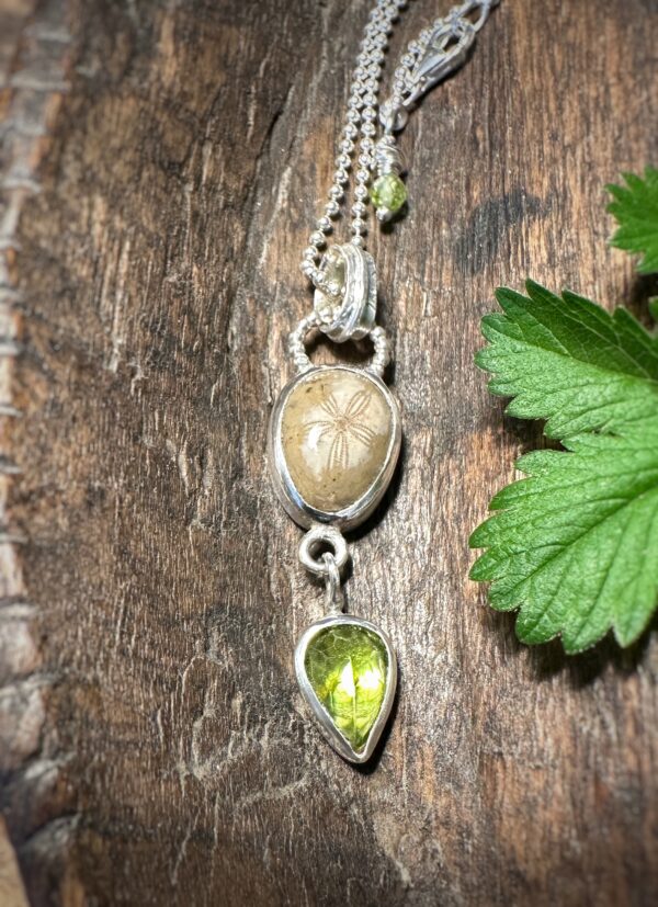 Einzigartige Kette mit Peridot und sternförmiger Versteinerung, handgearbeitet in meiner kleinen Allgäuer Schmuckschmiede!