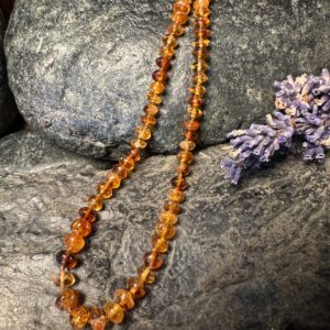 Handgeknüpfte Edelsteinkette aus Hessonit-Granat mit Sterlingsilberschlösschen