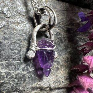 Kleiner Anhänger mit gecarvtem Amethyst in Form eines Zepters :-)