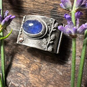Ring mit viel Struktur und Tansania