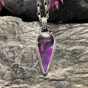 Handgeschmiedeter Anhänger mit Sugilith inkl. Richterit-Einschluss