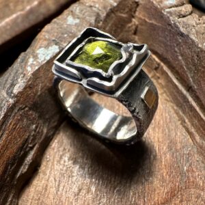 Ausgefallen gearbeiteter Moldavit-Ring im rustikalen Design