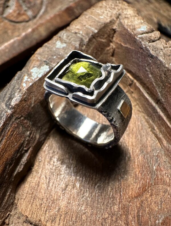 Ausgefallen gearbeiteter Moldavit-Ring im rustikalen Design