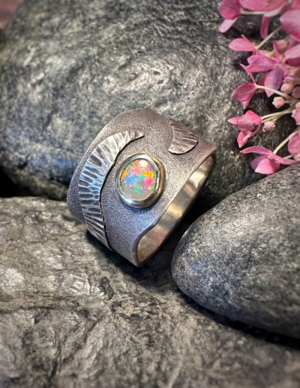 Handgearbeiteter Unisex-Ring mit gehämmerten Strukturen und einem farbintensiven Lightning Ridge Opal in Gelbgoldfassung.