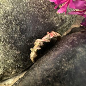 Handgeschmiedeter 8 Karat Goldring mit schönen Strukturen, die das Thema "Verbundenheit" in Form bringen