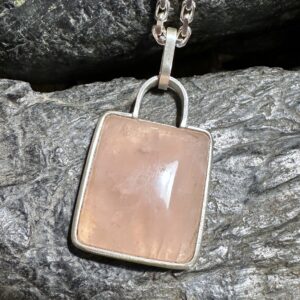 Schlicht gearbeiteter Anhänger mit einem farbintensiven Rosenquarz, handgefertigt aus Sterlingsilber