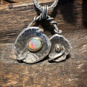 Wunderschöner Opal-Anhänger mit Hammerschlagoptik, floralem Design und Gelbgold-Details