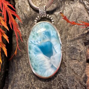 Wunderschön gezeichneter Larimar-Anhänger, von Hand gefasst in Sterlingsilber
