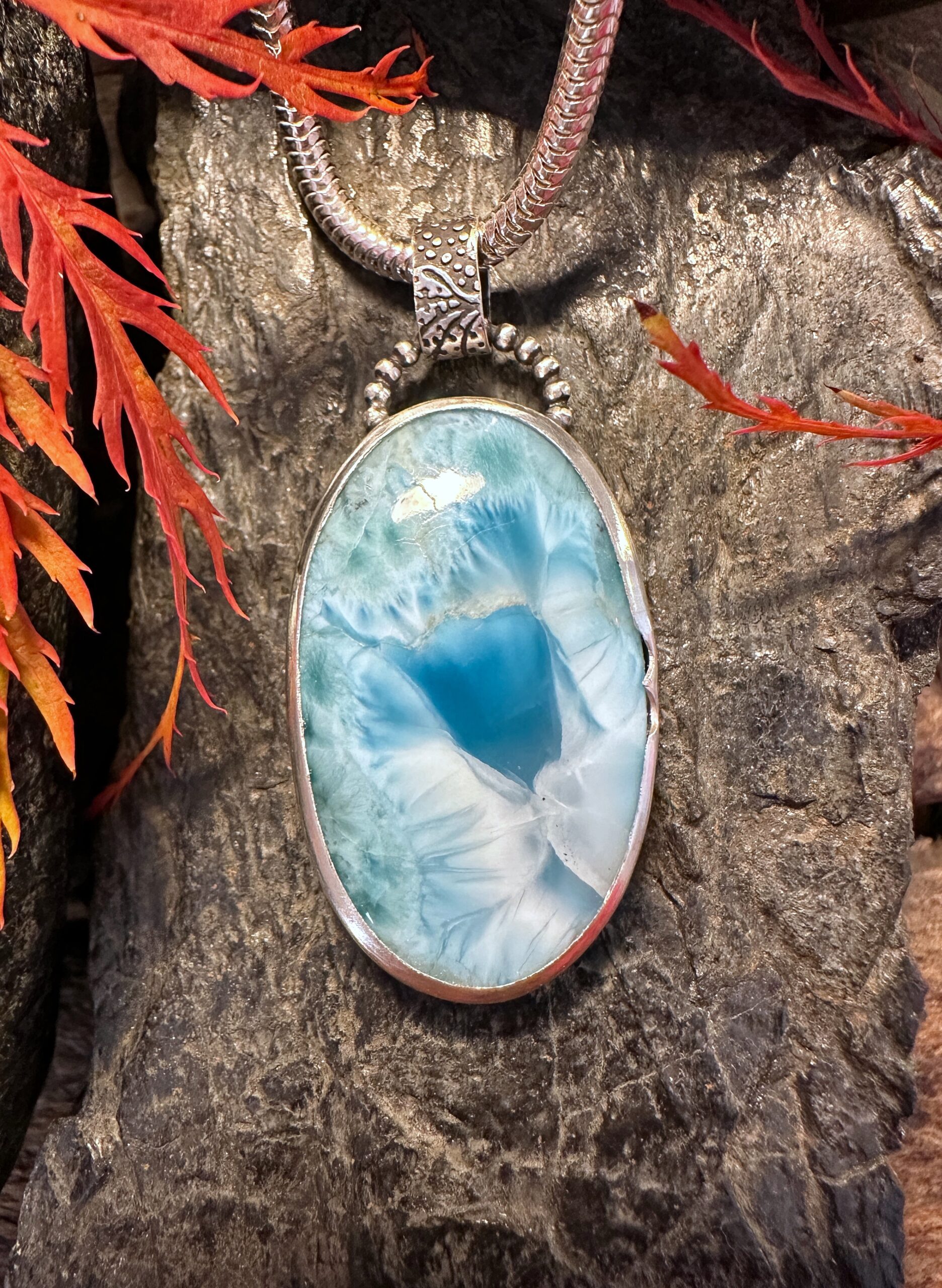 Wunderschön gezeichneter Larimar-Anhänger, von Hand gefasst in Sterlingsilber