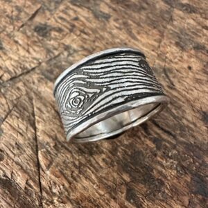 Männerring mit Holzmaserung, handgeschmiedet aus Sterlingsilber