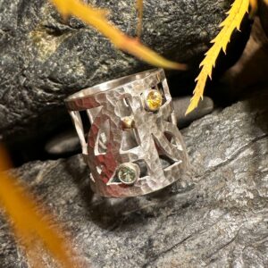 Breiter Ring mit zwei Saphiren, handgearbeitet nach eigenem Entwurf