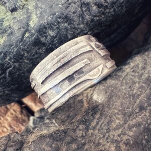 Stark strukturierter, handgeschmiedeter Bandring aus Sterlingsilber