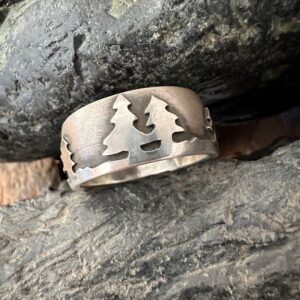 Männerring mit Waldmotiv, handgearbeitet aus Sterlingsilber