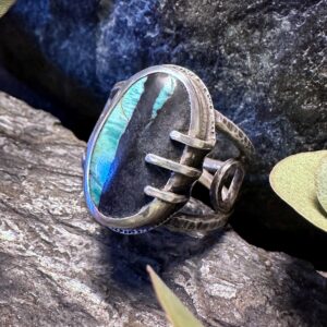 Ausgefallener, eigensinniger Türkisring aus Sterlingsilber, handgeschmiedet.