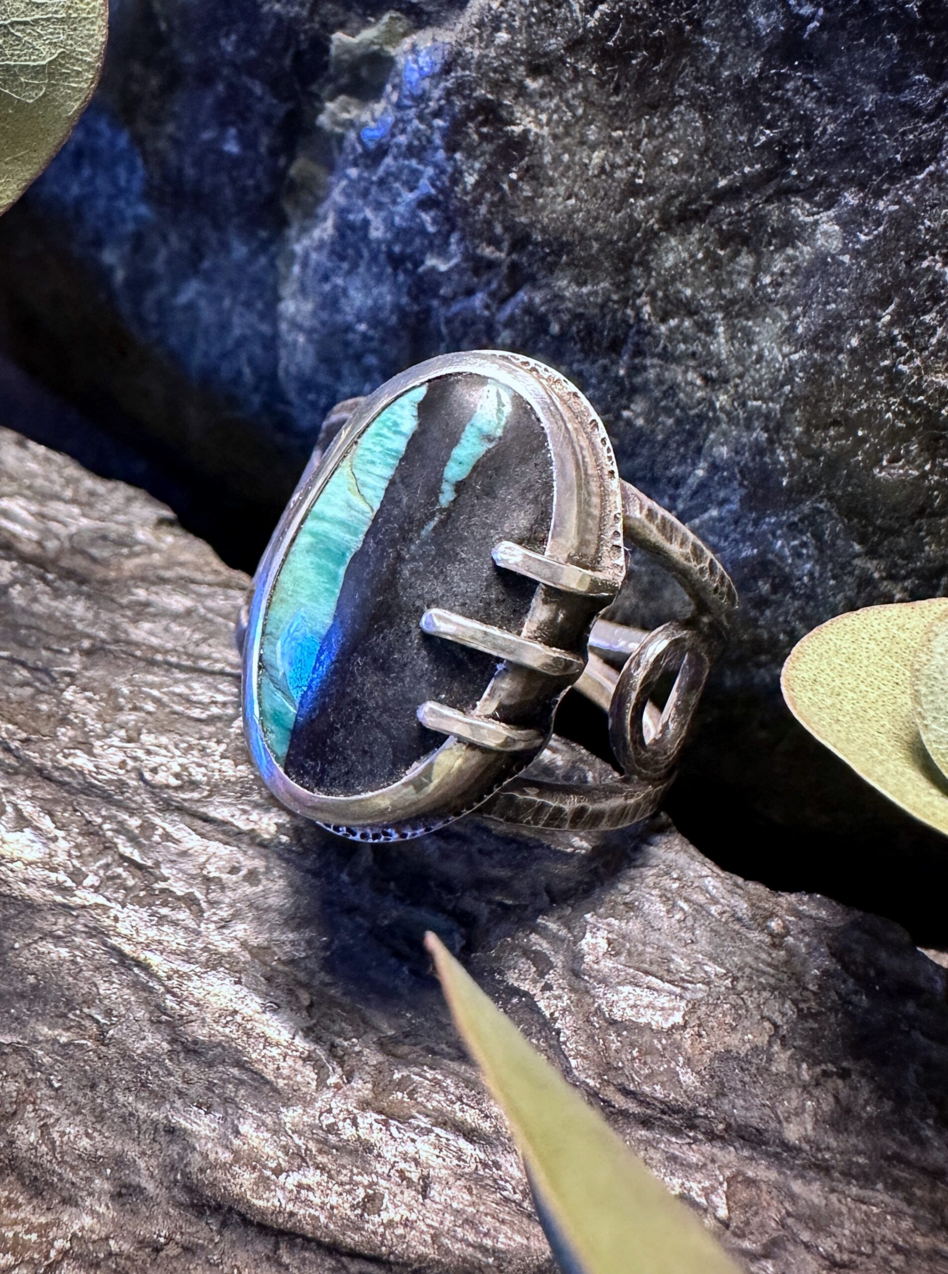 Ausgefallener, eigensinniger Türkisring aus Sterlingsilber, handgeschmiedet.