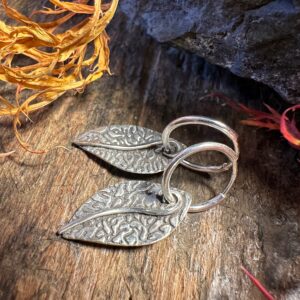 Handgeschmiedete Ohrringe aus feinem Sterlingsilber in Form von Blättchen, veredelt mit schöner Struktur