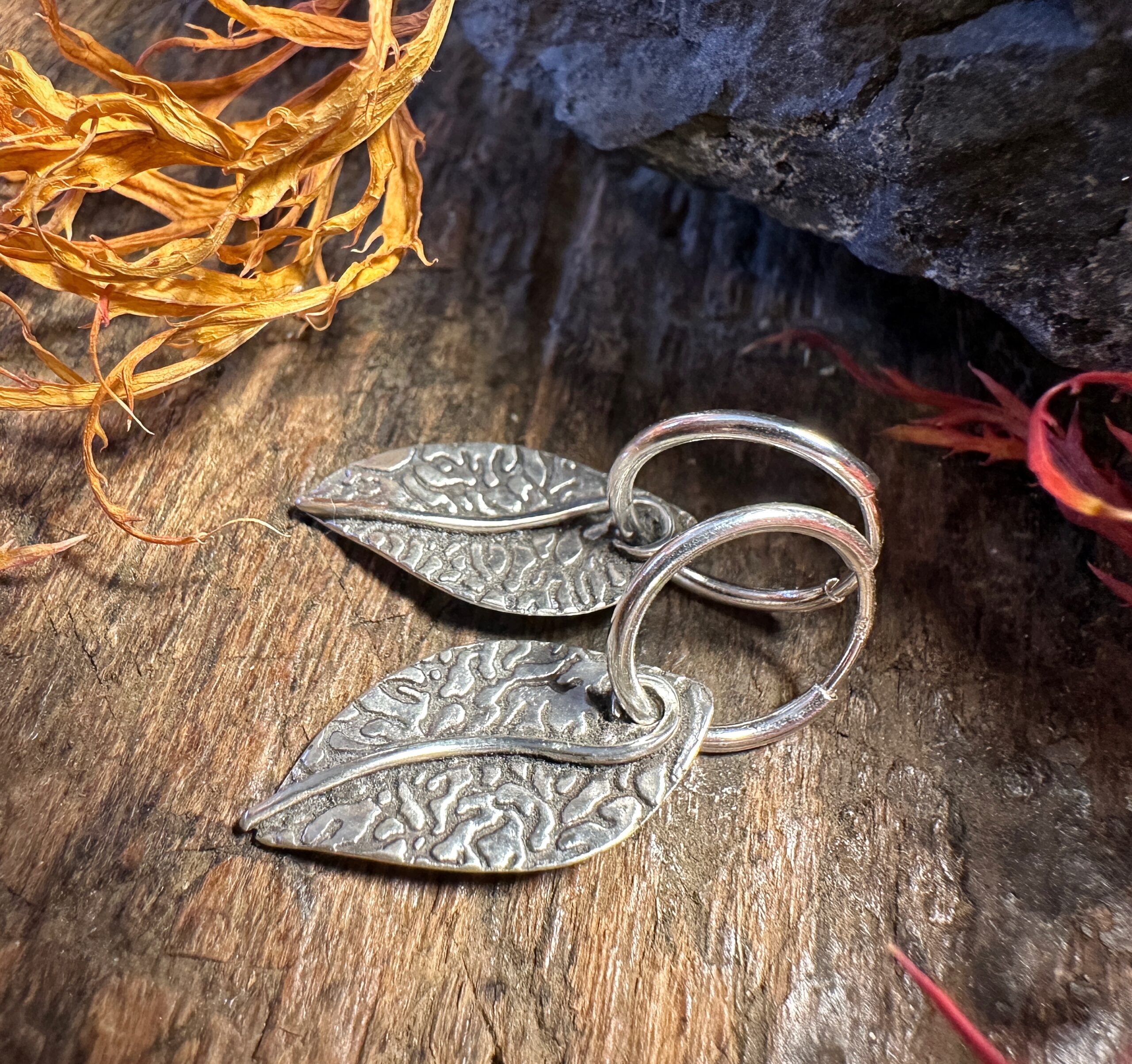 Handgeschmiedete Ohrringe aus feinem Sterlingsilber in Form von Blättchen, veredelt mit schöner Struktur