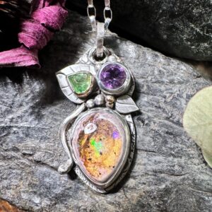 Floral gestalteter Anhänger mit vielen Details mit einem Mexikanischen Opal, einem Amethyst und einem grünen Granat