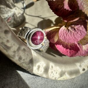 Floral gestalteter Ring mit einem Sternrubin und Gold-Details