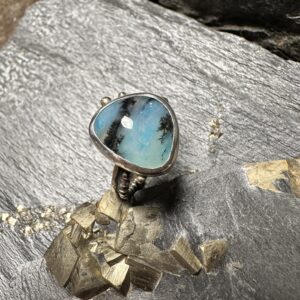 Süßer, handgeschmiedeter Ring mit Peruanischem Opal und kleinen Gold-Details