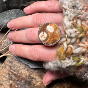 Ausgefallener, runder Ring mit einem wunderschön gezeichneten Jaspis und kleiner Gelbgold-Kugel