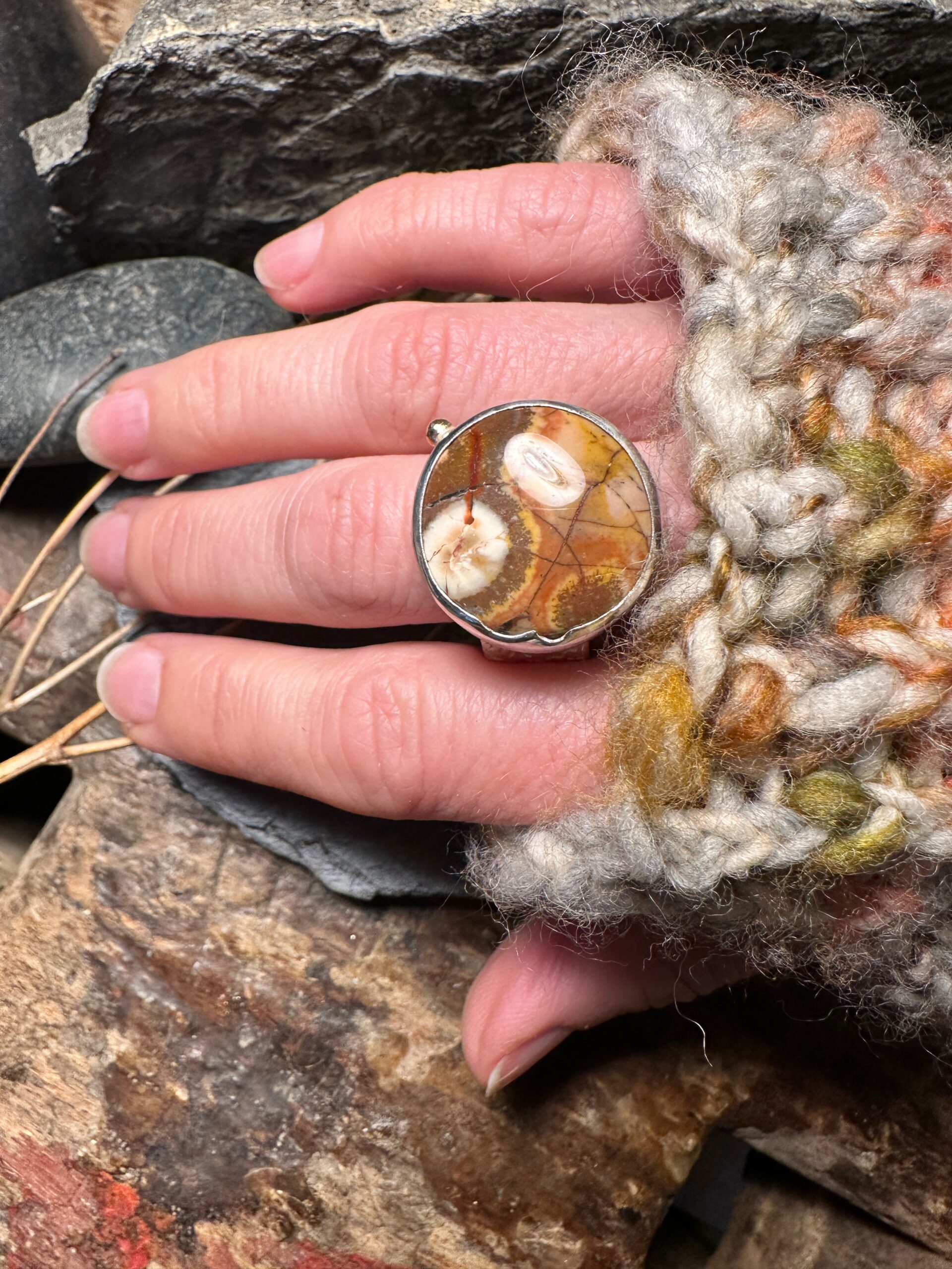 Ausgefallener, runder Ring mit einem wunderschön gezeichneten Jaspis und kleiner Gelbgold-Kugel