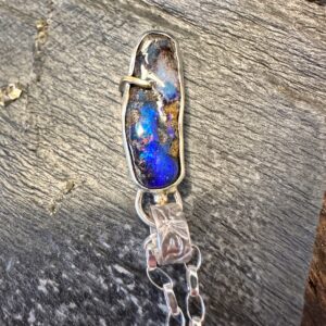 Individuell gefasster Boulderopal mit kleinen Gelbgold-Details und schönen floralen Mustern