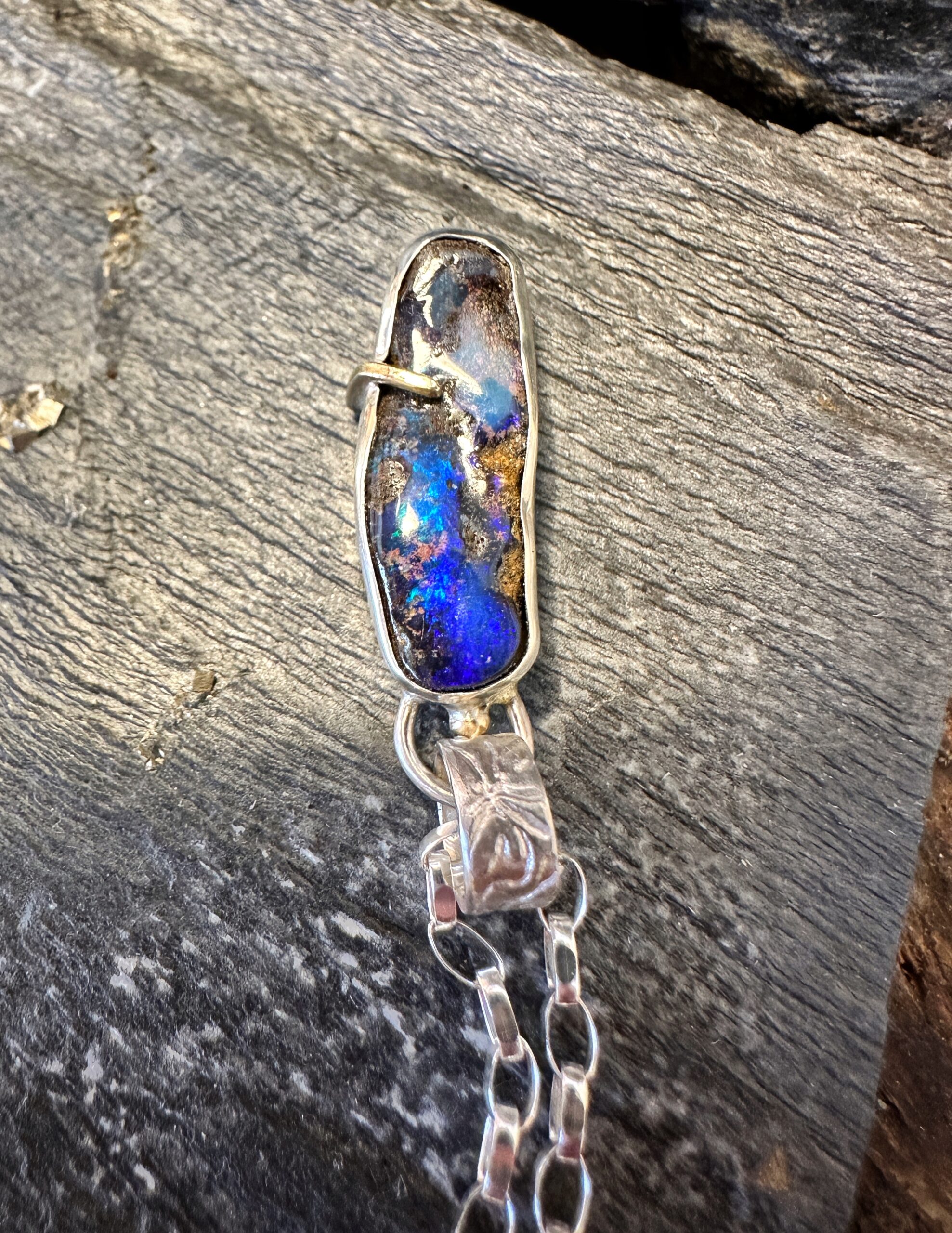 Individuell gefasster Boulderopal mit kleinen Gelbgold-Details und schönen floralen Mustern