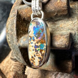 Schlichter, aber doch besonderer Anhänger mit einem Boulderopal, handgefertigt aus Sterlingsilber