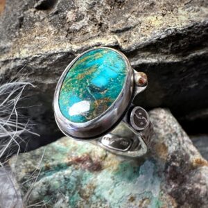 Ring mit wunderschönem Türkis, kleiner Goldkugel und Yin-Yang-Symbol