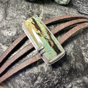 Lederarmband mit handgefasstem Türkis in schlichtem Design!