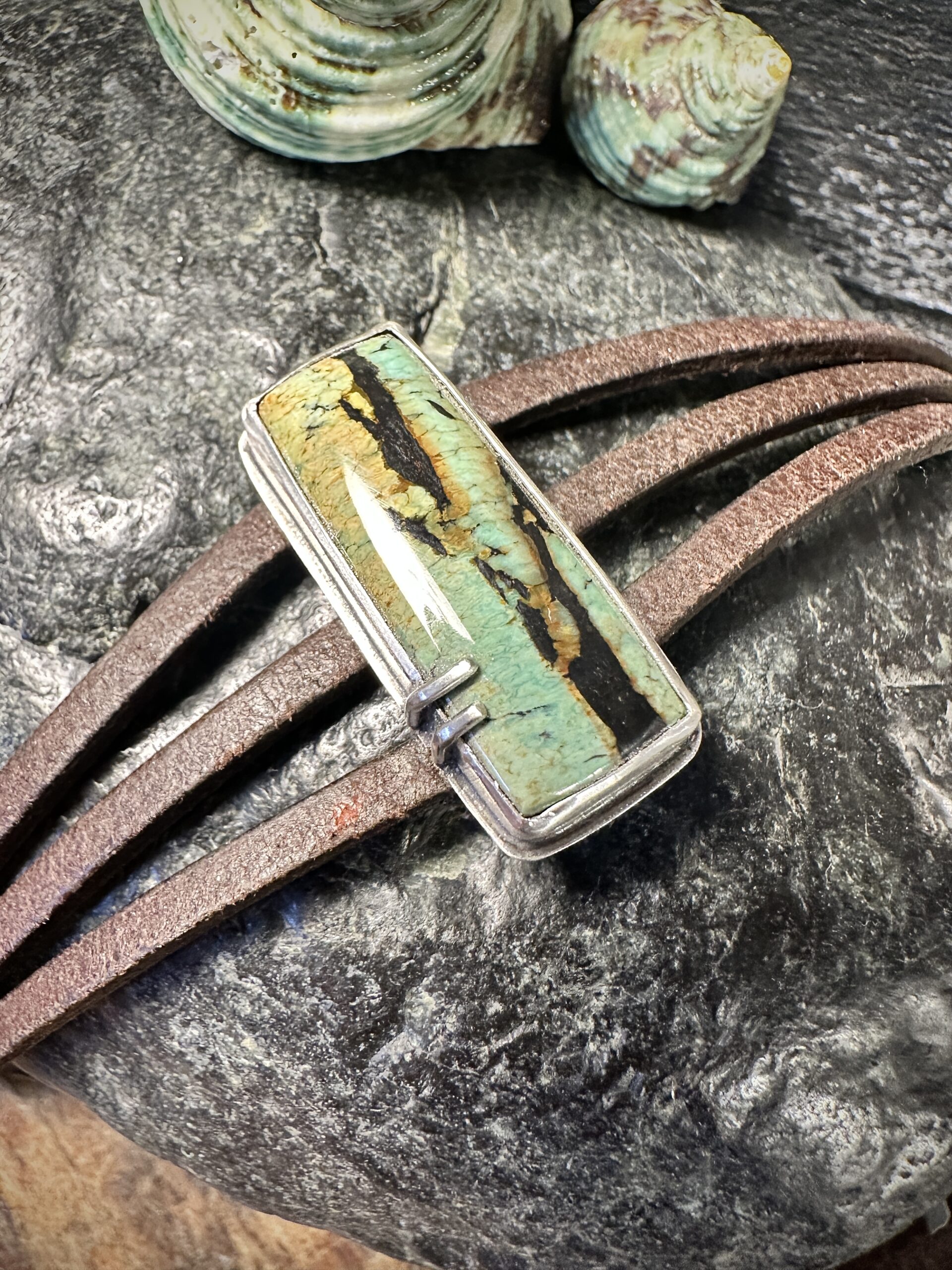 Lederarmband mit handgefasstem Türkis in schlichtem Design!