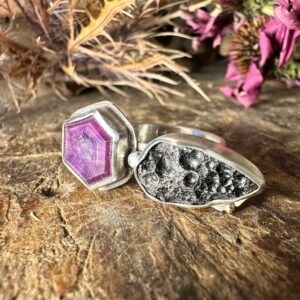 Ausgefallener Ring mit einem Tektit und einem Rubin-Hexagon, handgearbeitet aus Sterlingsilber und Gelbgold