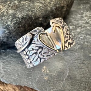 Raffinierter, handgeschmiedeter Ring mit golden umrahmtem Herz und vielen netten Details