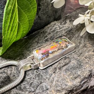 Besonderer Anhänger mit einem wunderschönen Boulderopal, der in allen Farben des Regenbogens schimmert.