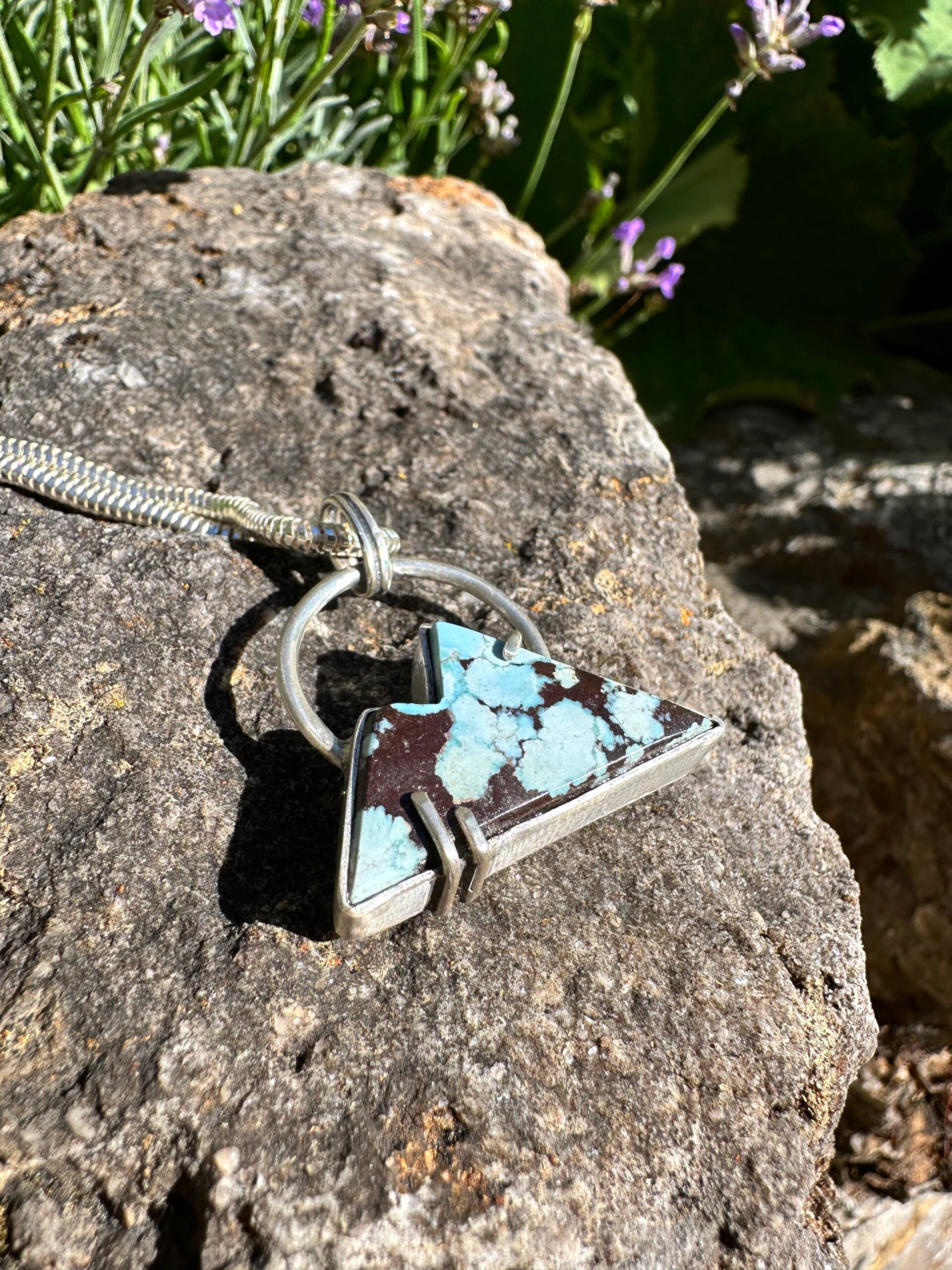 Ausgefallener Berg-Anhänger mit Türkis und stilisierter Sonne