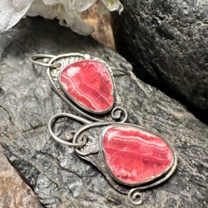 Was für's Herz: wunderschöne Ohrringe mit Rhodochrosit!