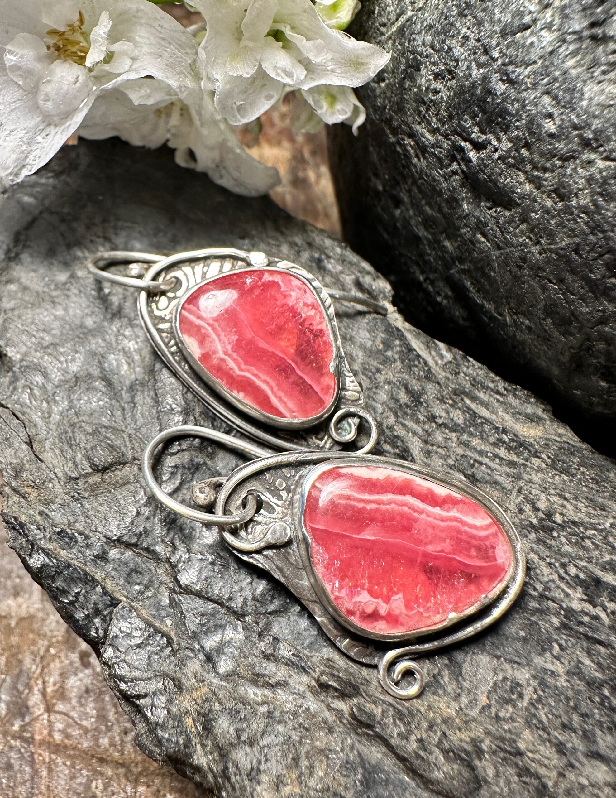 Was für's Herz: wunderschöne Ohrringe mit Rhodochrosit!