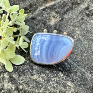 Wunderschöner, ausgefallener Unikatring mit einem blauen Achat und drei seitlichen Tropfen aus Gelbgold
