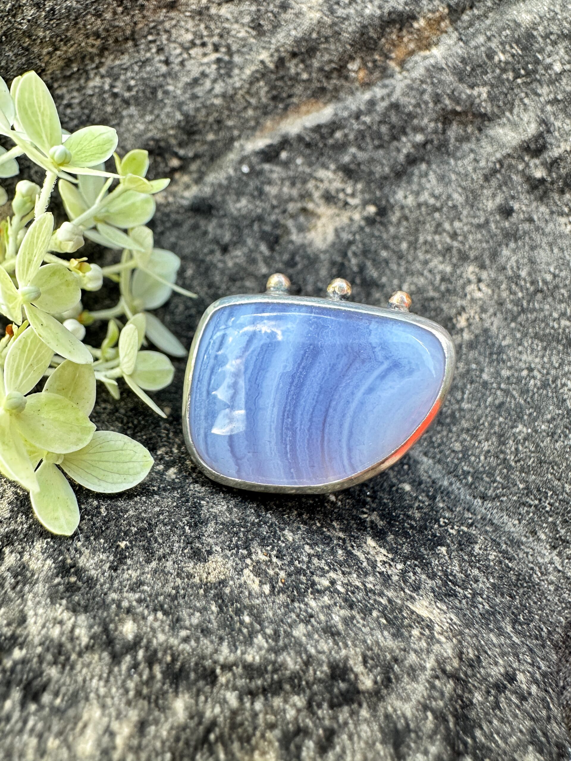 Wunderschöner, ausgefallener Unikatring mit einem blauen Achat und drei seitlichen Tropfen aus Gelbgold